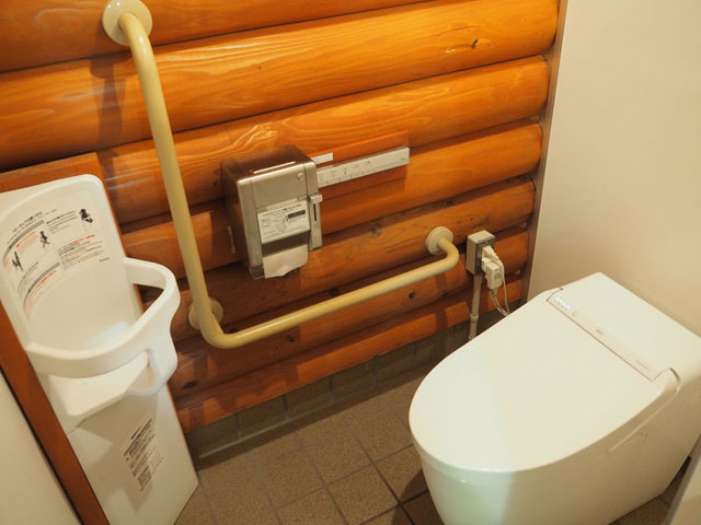 シャワー式トイレでベビーチェアも設置されている/日原鍾乳洞(東京都奥多摩町)