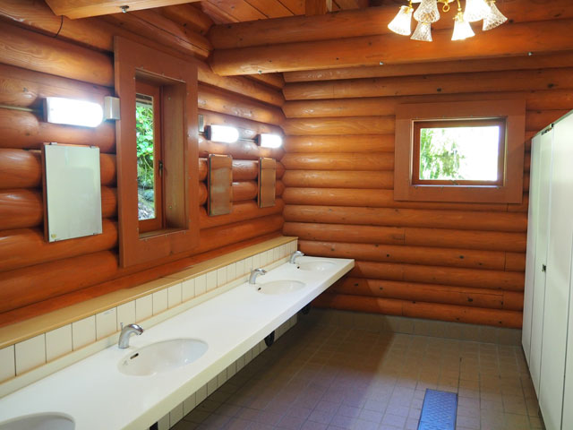 新しいトイレで、中もとても清潔/日原鍾乳洞(東京都奥多摩町)