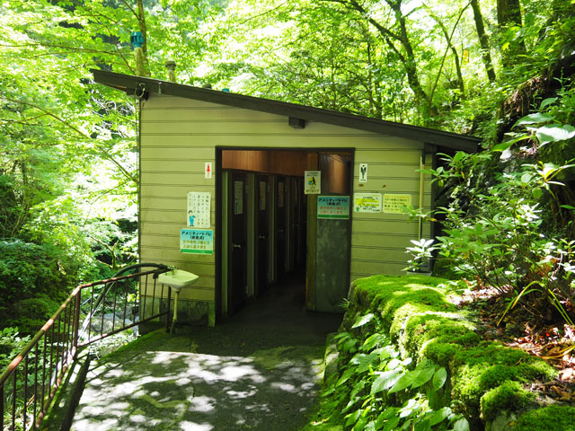 トイレはチケット販売所の手前にある汲み取り式のトイレ/日原鍾乳洞(東京都奥多摩町)