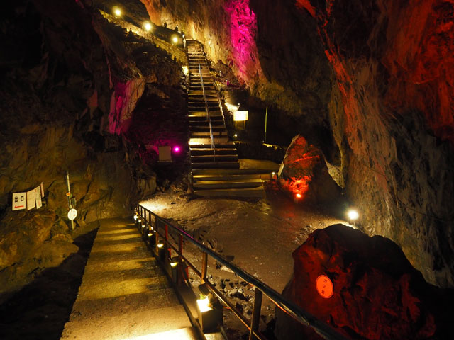 巨大なカエルを思わせる「ガマ岩」/日原鍾乳洞(東京都奥多摩町)