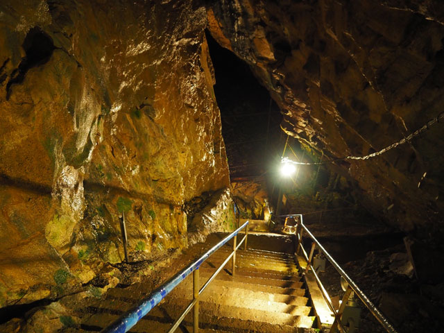 急な階段が約50mも続く/日原鍾乳洞(東京都奥多摩町)