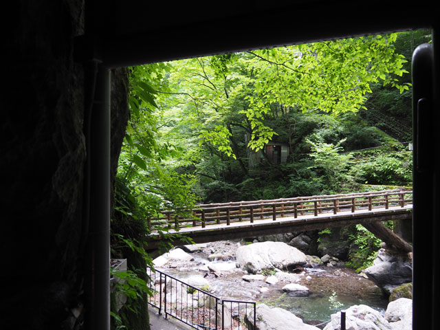 鍾乳洞出口からひさびさに見える明るい外の景色/日原鍾乳洞(東京都奥多摩町)