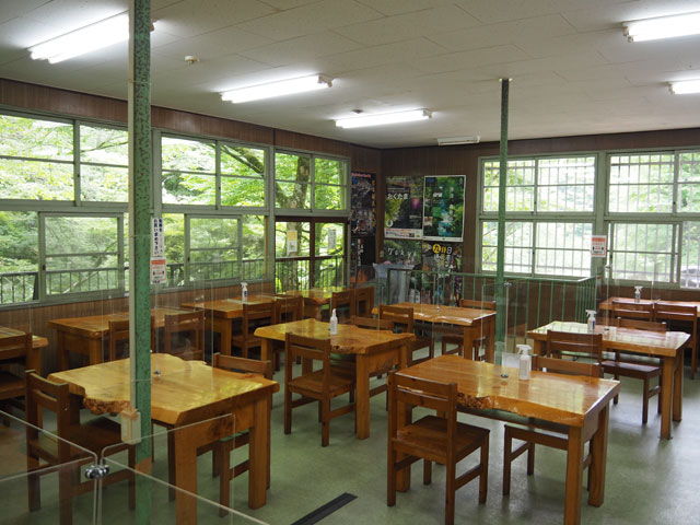売店「日原鍾乳洞休憩所」の店内/日原鍾乳洞(東京都奥多摩町)