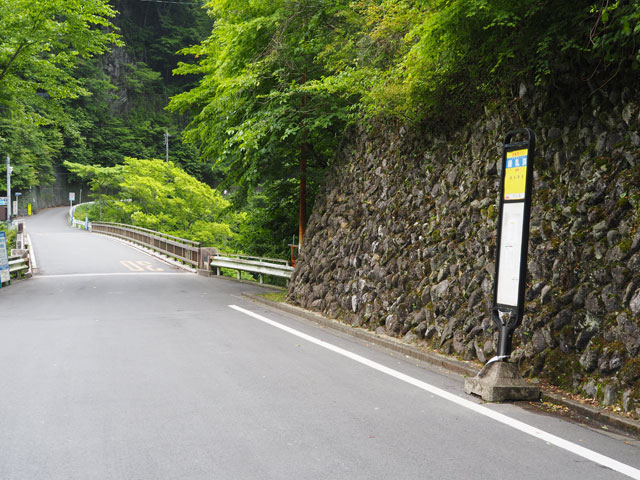 奥多摩駅から約35分で「鍾乳洞バス停」に到着/日原鍾乳洞(東京都奥多摩町)