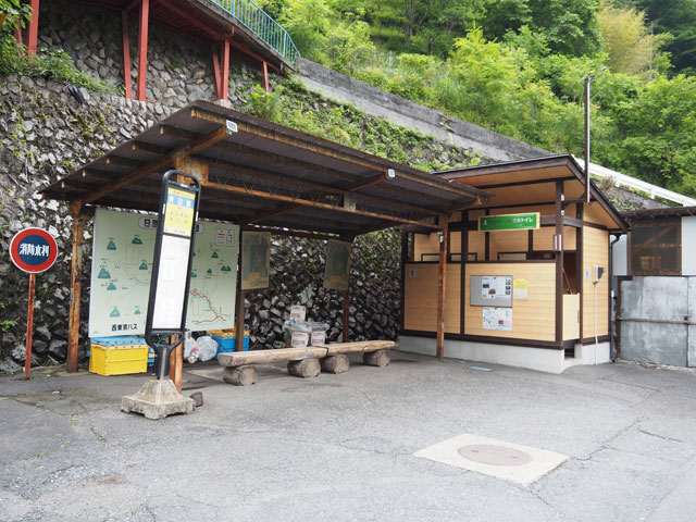 バスはすべて「鍾乳洞バス停」から2つ手前の「東日原バス停」止まり/日原鍾乳洞(東京都奥多摩町)