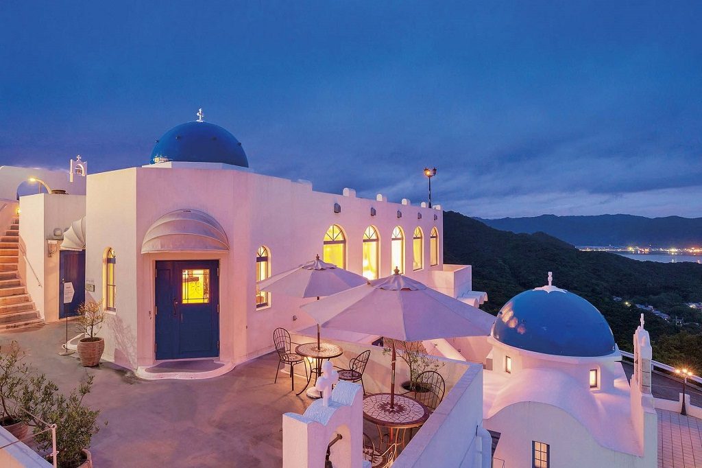 眼下には紺碧の海と空！「ヴィラ サントリーニ」はギリシャの薫りを運ぶホテル