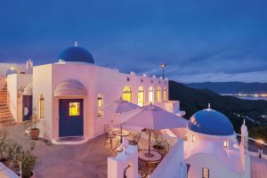 眼下には紺碧の海と空！「ヴィラ サントリーニ」はギリシャの薫りを運ぶホテル