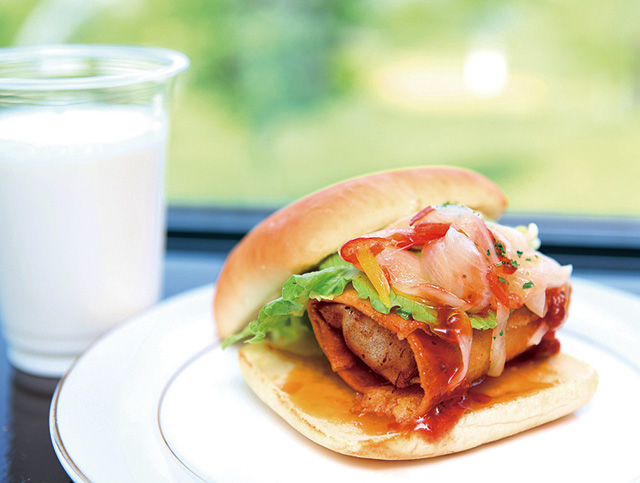 別海ジャンボ牛乳&ジャンボホタテバーガー/道の駅 おだいとう(北海道/別海町)