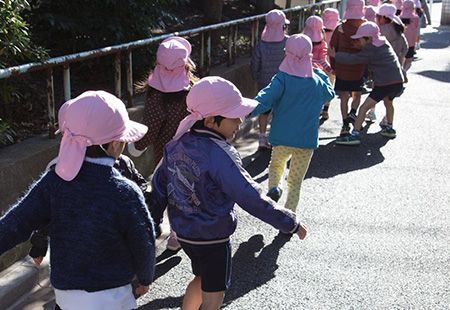 お仕事図鑑:保育士 お散歩の様子