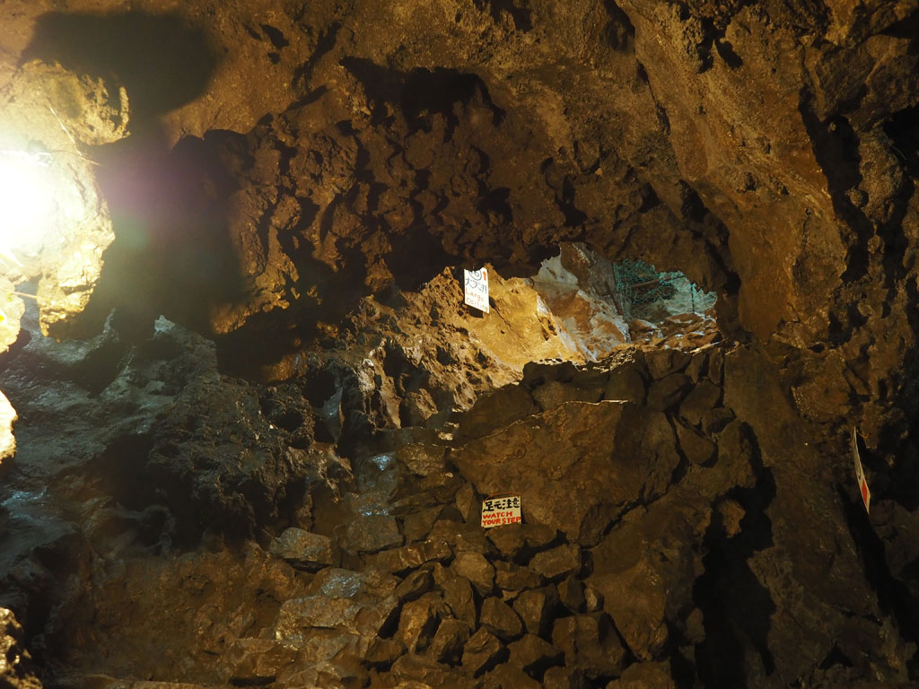 階段というよりけわしい岩場を登っていくようなポイントも/大岳鍾乳洞（東京都／あきる野市）