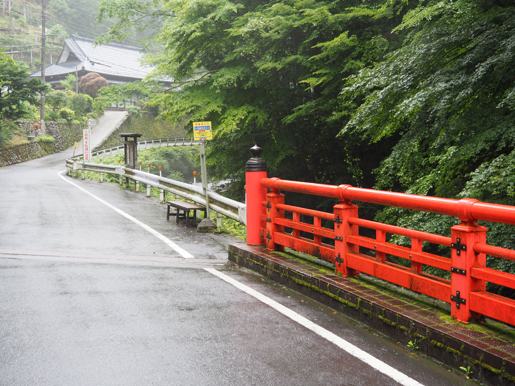 大岳鍾乳洞へと続く山道との分岐ポイント付近にある「大岳鍾乳洞入口バス停」/大岳鍾乳洞（東京都／あきる野市）