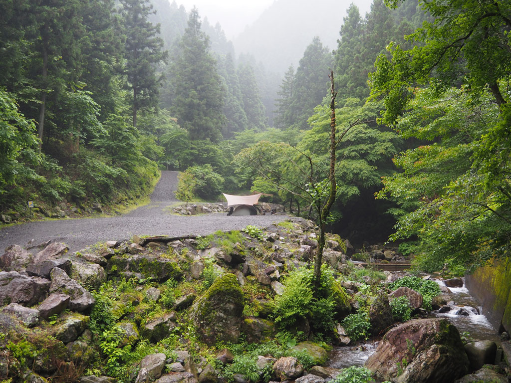 清流沿いに、2カ所のオートキャンプサイトが併設されている/大岳鍾乳洞（東京都／あきる野市）