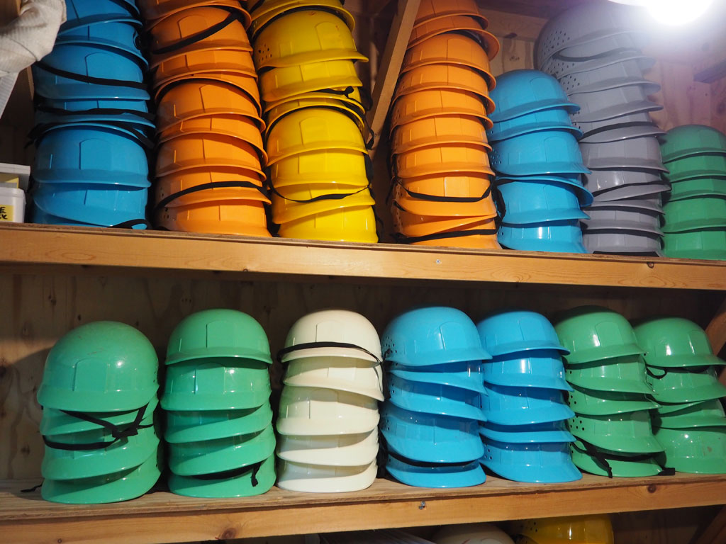 頭を守るためのヘルメットの着用は必須/大岳鍾乳洞（東京都／あきる野市）