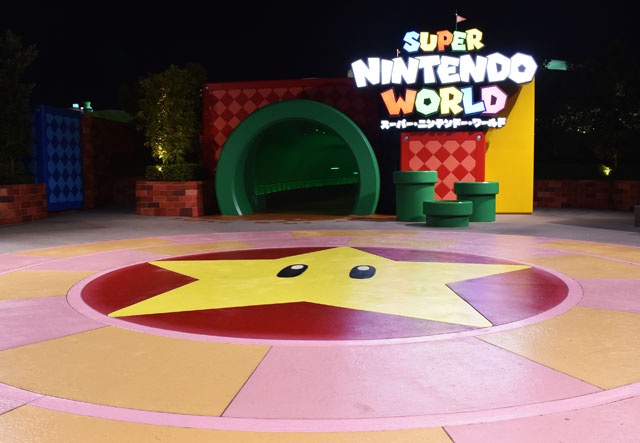 夜の「スーパー・ニンテンドー・ワールド」入口／ユニバーサル・スタジオ・ジャパン（大阪市）