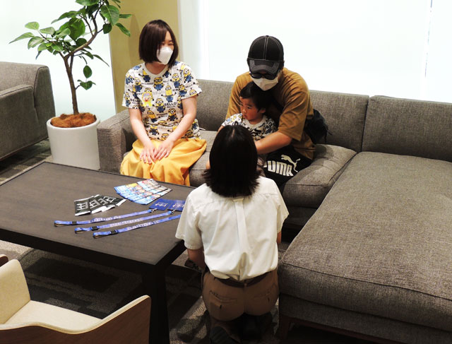 「VIP ラウンジ」で専任ガイドさんの説明を聞きます／ユニバーサル・スタジオ・ジャパン（大阪市）