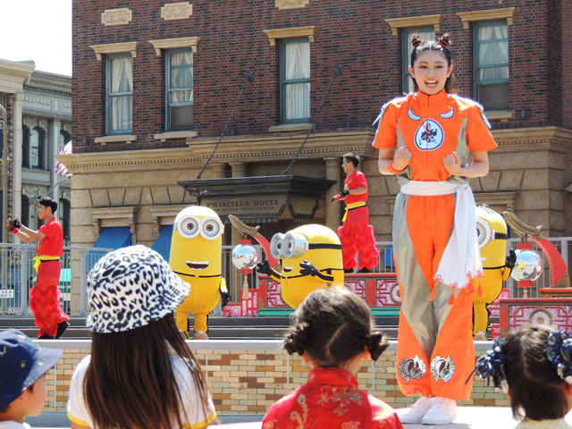 お姉さんのマネをしてカンフーダンスを身につけよう／ユニバーサル・スタジオ・ジャパン（大阪市）