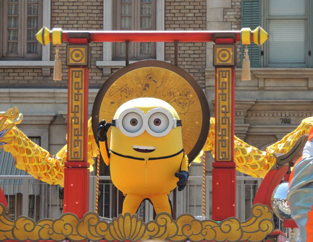 カンフー姿のボブがチャイナ風のステージで踊ります／ユニバーサル・スタジオ・ジャパン（大阪市）