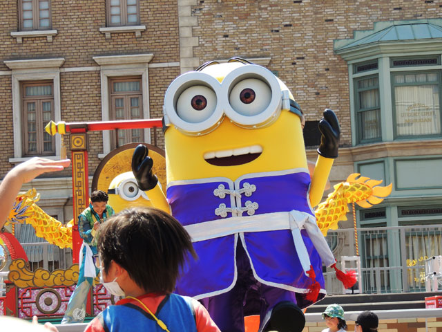 青紫が基調のカンフー姿のミニオンもいます／ユニバーサル・スタジオ・ジャパン（大阪市）
