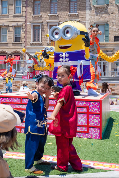 子ども越しのミニオンなどのショットが撮れるスポット／ユニバーサル・スタジオ・ジャパン（大阪市）