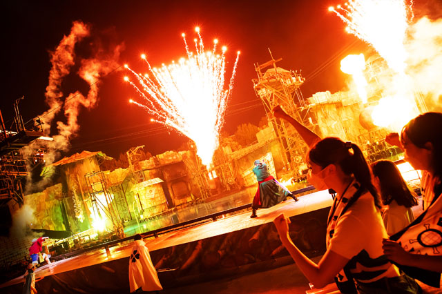 火も大量に爆発し、迫力満点のシーンが続く／ユニバーサル・スタジオ・ジャパン（大阪市）