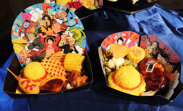 ワンピース・サマー宴（フェス）・キッズメシ（左）とルフィのでっかい骨付き肉メシ（右）／ユニバーサル・スタジオ・ジャパン（大阪市）