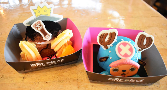 ブルックのマンゴー＆ココアシュークリーム（左）とチョッパーのレモンムース（右）／ユニバーサル・スタジオ・ジャパン（大阪市）