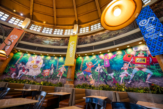 店内の壁面には、麦わらの一味たちの姿が描かれている／ユニバーサル・スタジオ・ジャパン（大阪市）