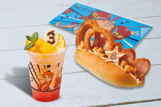 ナミのオレンジフラッペ（左）とフランキーのスーパ～!!! アメリカンホットドッグ（右）／ユニバーサル・スタジオ・ジャパン（大阪市）