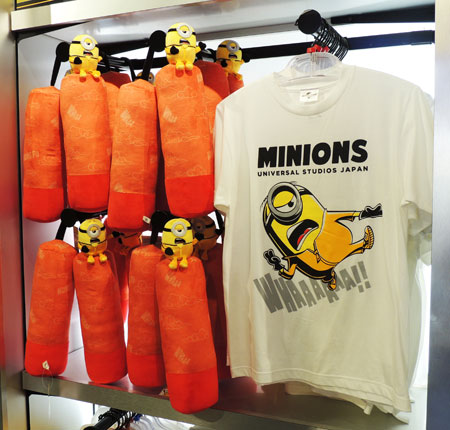 ヌンチャク型クッション（左）とスチュアートのカンフー姿のTシャツ（右）／ユニバーサル・スタジオ・ジャパン（大阪市）