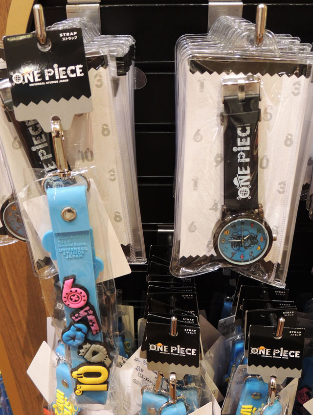 ロングストラップ（左）とウォッチ／ユニバーサル・スタジオ・ジャパン（大阪市）