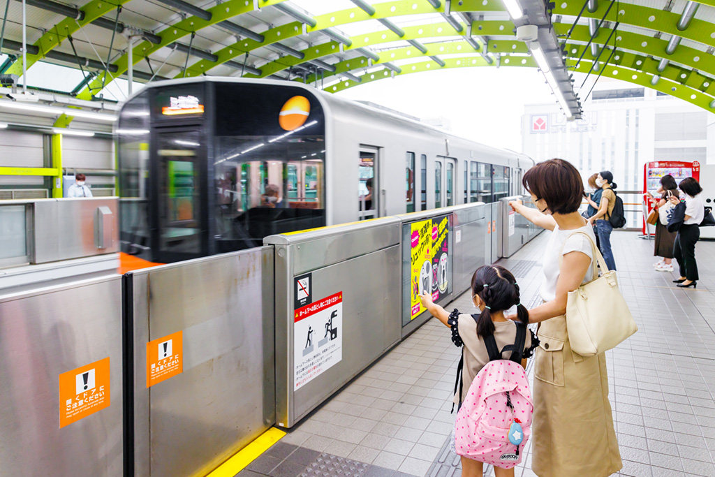 立川北駅ホームと多摩モノレール
