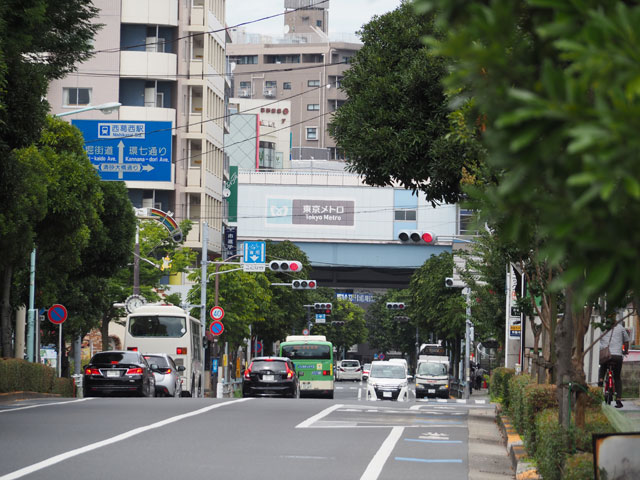 東京メトロ東西線西葛西駅からの道路の様子/総合レクリエーション公園(東京都/江戸川区)
