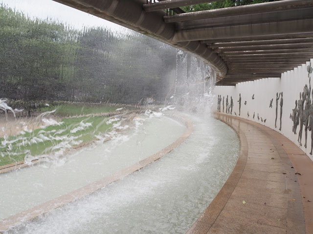 壁泉の滝の裏側が歩けるようになっている/総合レクリエーション公園(東京都/江戸川区)