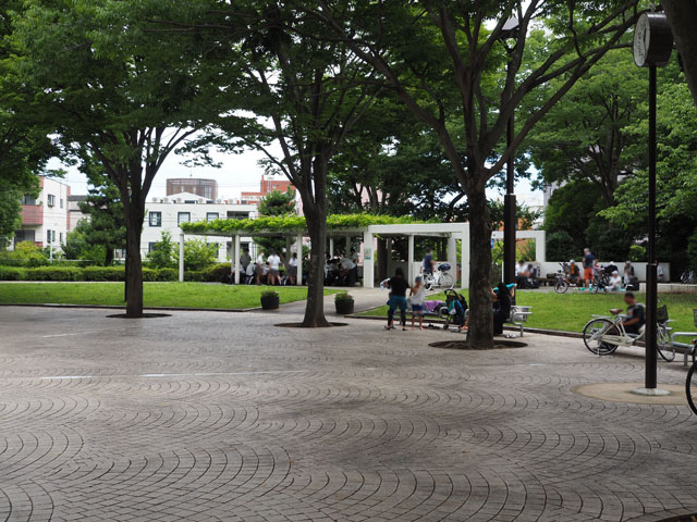 円形の広場を囲うように植木とベンチが設置されている/総合レクリエーション公園(東京都/江戸川区)