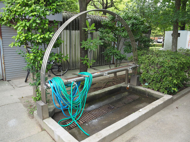 広場のトイレの前にはシャワー代わりに使える水場もある/総合レクリエーション公園(東京都/江戸川区)