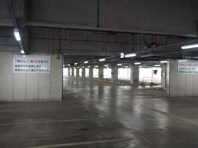 スポーツパークのグラウンドの下に設けられた駐車場/総合レクリエーション公園(東京都/江戸川区)