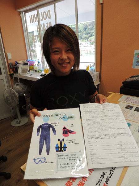 ドルフィンビーチの参加申込書を記入したりレンタル器材の説明がある/下田海中水族館（静岡県／下田市）