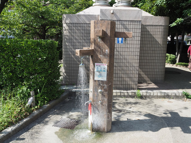 手前のシャワーに奥のトイレとママパパが助かる設備も完備/小松川境川親水公園（東京都／江戸川区）
