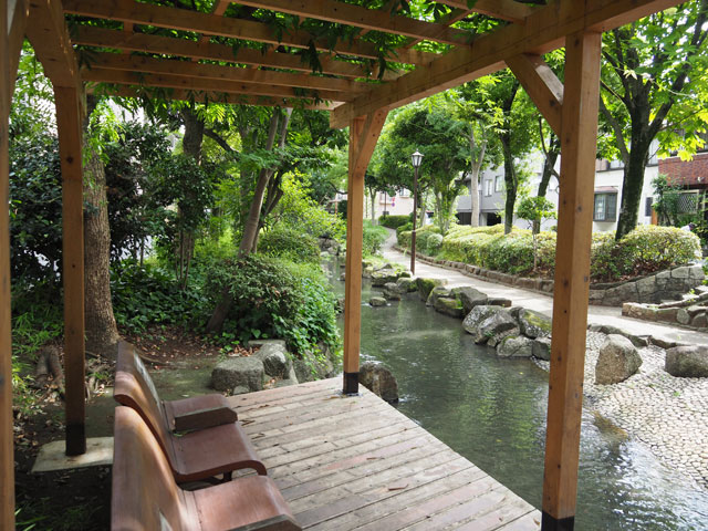 木陰になっていて休憩できるベンチも多数/小松川境川親水公園（東京都／江戸川区）