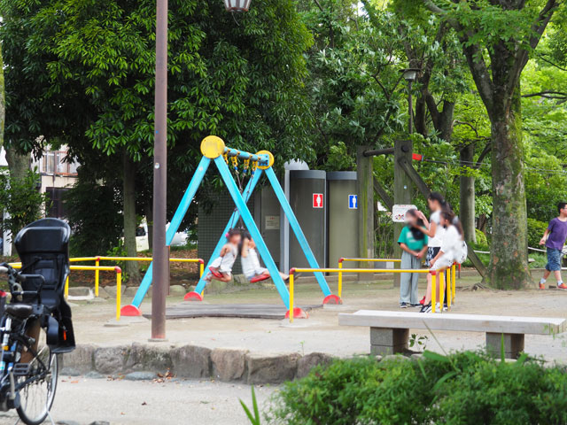 小さな子どもも楽しく遊べるブランコも/小松川境川親水公園（東京都／江戸川区）