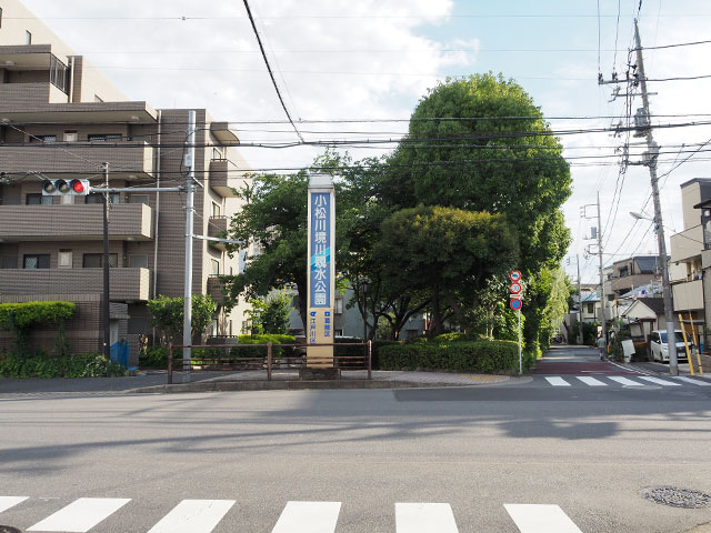 新小岩四丁目バス停付近の交差点の起点/小松川境川親水公園（東京都／江戸川区）