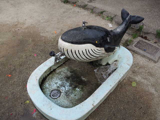 冒険船の近くにある、かわいいクジラの水飲み&手洗い場/小松川境川親水公園（東京都／江戸川区）
