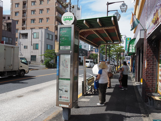 国道14号が分岐する東小松川交差点近くの「京葉交差点バス停」/小松川境川親水公園（東京都／江戸川区）