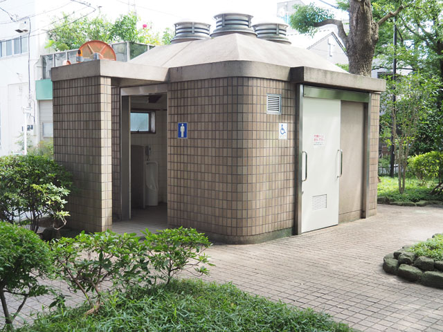 トイレもかなりの頻度で設置されています/小松川境川親水公園（東京都／江戸川区）