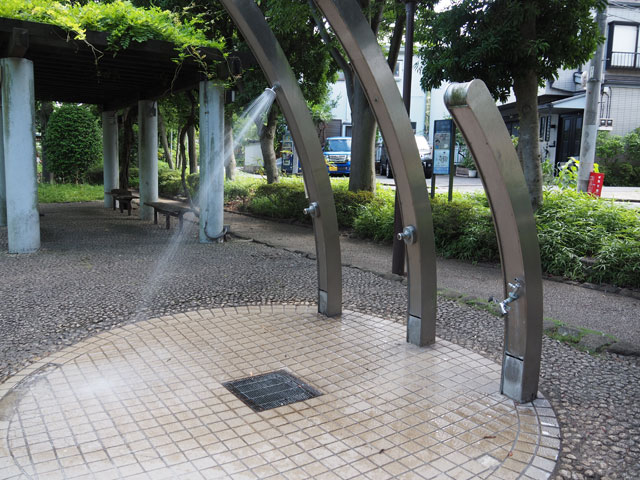 水遊びポイント付近を中心にたくさん設置されたシャワー/小松川境川親水公園（東京都／江戸川区）