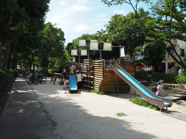 反対側から見ると、大小2つのすべり台も付いています/小松川境川親水公園（東京都／江戸川区）