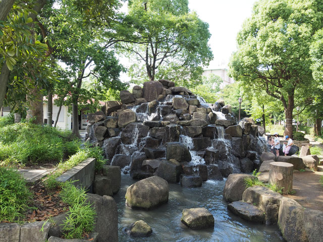 岩山から水が流れ落ちる大きな滝も/小松川境川親水公園（東京都／江戸川区）