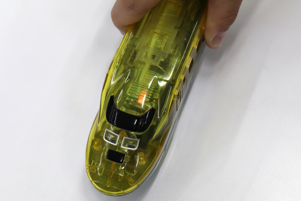 電気がチャージされる量が増えるとともに、運転席が徐々に明るく光る仕組みも