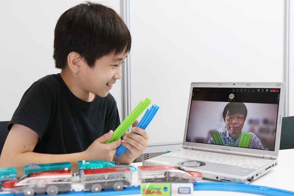 SDGsに詳しいサステナビリティ推進部の高林さん質問する有星くん