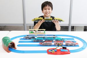 電池なしで走るプラレールのエコな仕組み-株式会社タカラトミー｜SDGsキッズが行く!